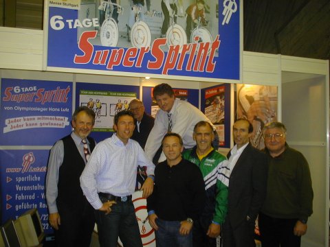 Die Abordnung der Tour der Hoffnung beim 6TAGE-SuperSprint